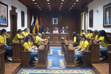 El Rocasa Gran Canaria completa un tour de visitas para celebrar la conquista de la EHF European Cup/TA.